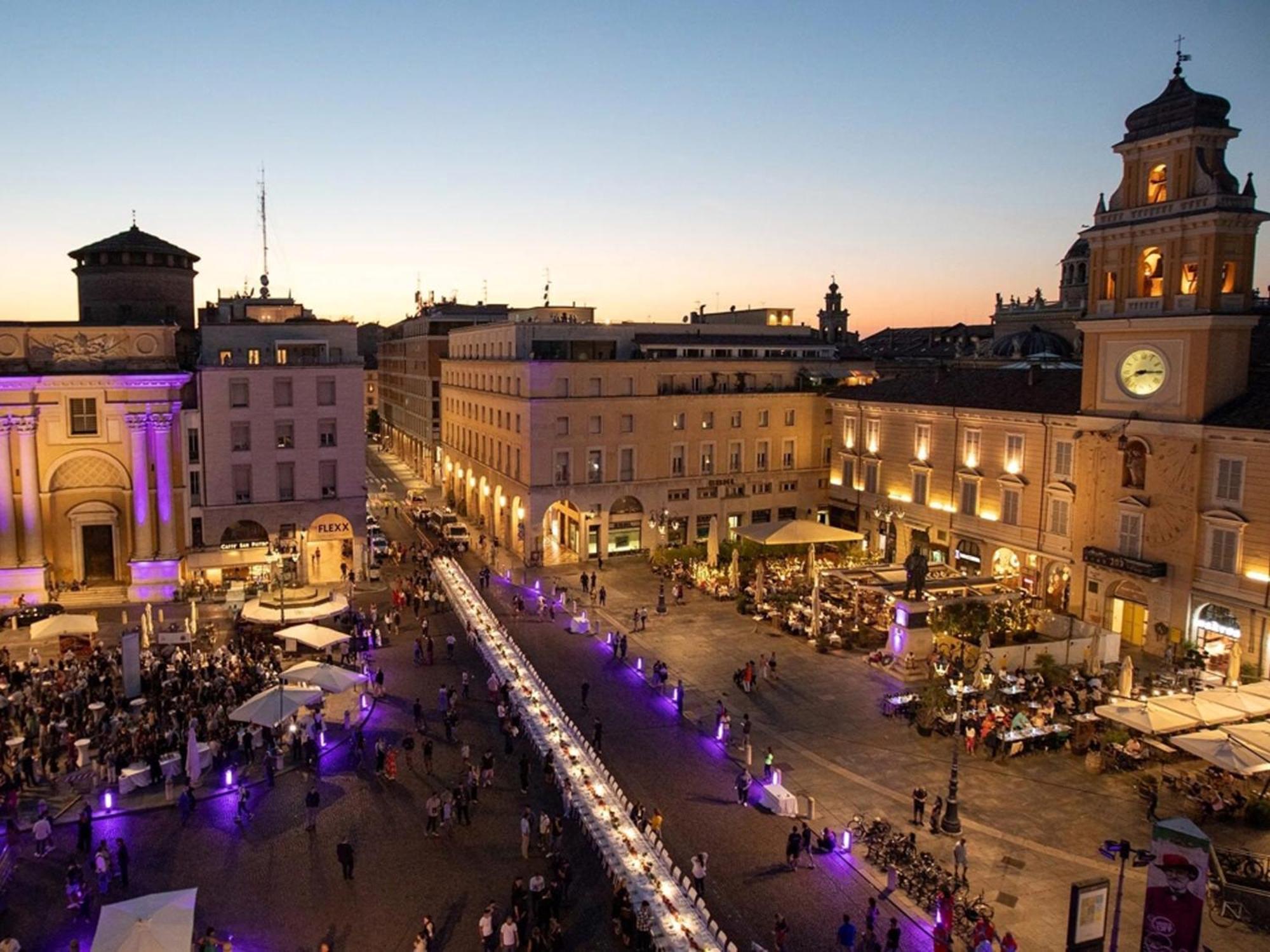 Stazione A 200M - Ampio Appartamento Con Parcheggio Notturno Gratis Parma Bagian luar foto